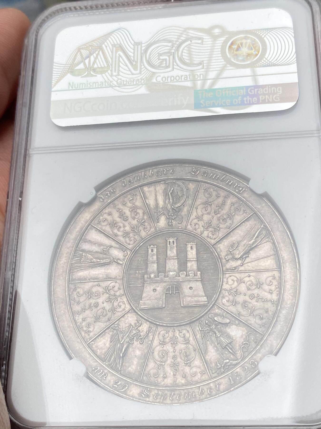 万国钱币拍卖第054期 NGC MS62 1828年德国汉堡纪念资产阶级宪法300周年大银章 正面汉堡市长与4位主教 背面5个教堂盾徽 300年前在宗教改革的影响下汉堡资产阶级宪法改革成功 德系名章之一 41.33MM 29G