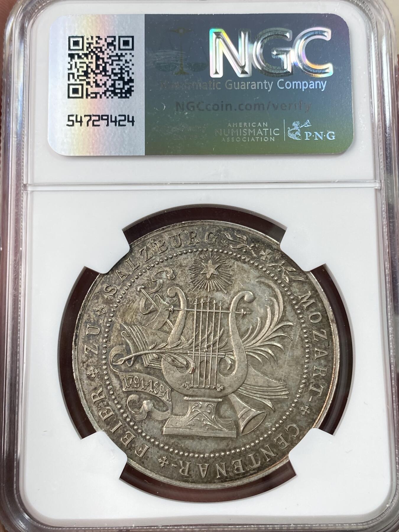 万国钱币拍卖第054期 NGC MS60 1891年德国莫扎特逝世100周年纪念镀银铜章 直径38毫米，正面是莫扎特侧身肖像，背面是竖琴和音符图案，周围环绕着