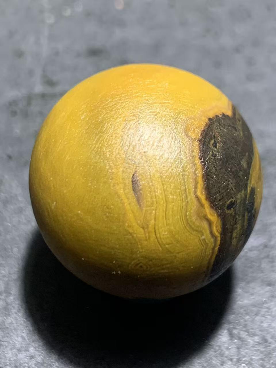 精美亚光鸡油黄战国红玛瑙原皮天眼纹2.0圆珠一个！