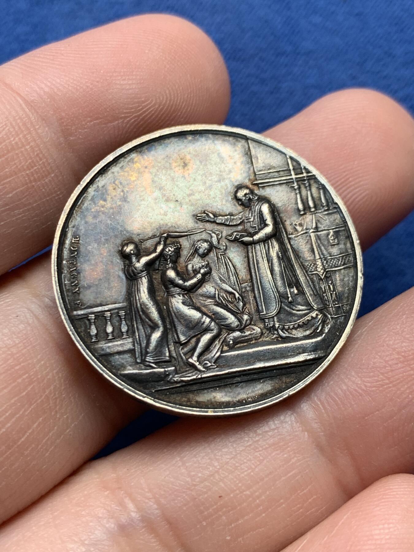 《竞宝斋》第434场 周日，周一2场连拍 （全场包邮） 法国婚礼银章 蜜蜂银标 11.9克 30mm 背面带手工刻字 包浆漂亮