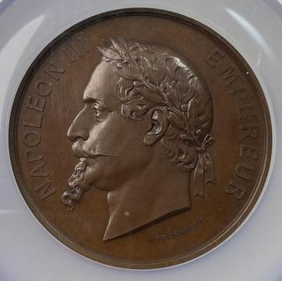 万国钱币拍卖第054期 - NGC MS63 1867年法国拿破仑三世在巴黎世界博览会大奖纪念大铜章 授予“JS TUCKER” 双天使高浮雕罕见品种 68MM 154.52G大规格巨型欧洲古典艺术大铜章