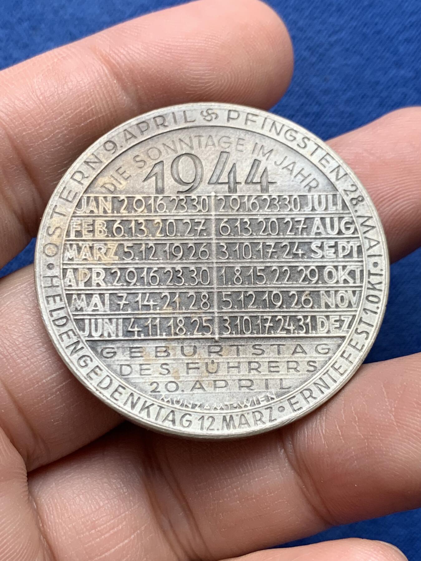 《竞宝斋》第434场 周日，周一2场连拍 （全场包邮） 1944年德国民族社会主义工人党党魁生日纪念大银章 罕见德系土星掌管日历银章 柏林厂铸 40MM 25.35克 背面下排书：GEBURTSTAG DES FUHRERS 20.APRIL 庆祝4月20日元首生日