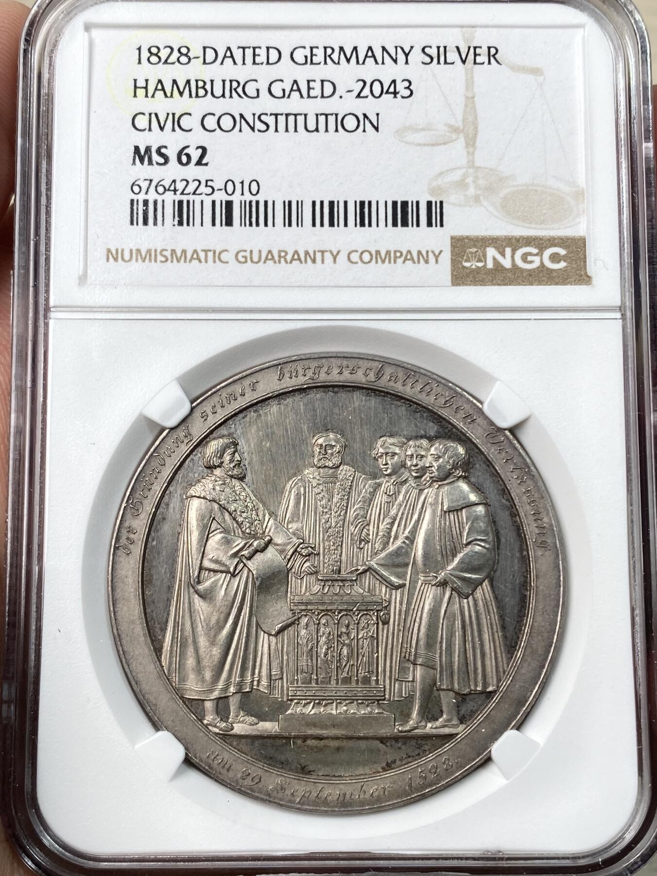 万国钱币拍卖第054期 NGC MS62 1828年德国汉堡纪念资产阶级宪法300周年大银章 正面汉堡市长与4位主教 背面5个教堂盾徽 300年前在宗教改革的影响下汉堡资产阶级宪法改革成功 德系名章之一 41.33MM 29G