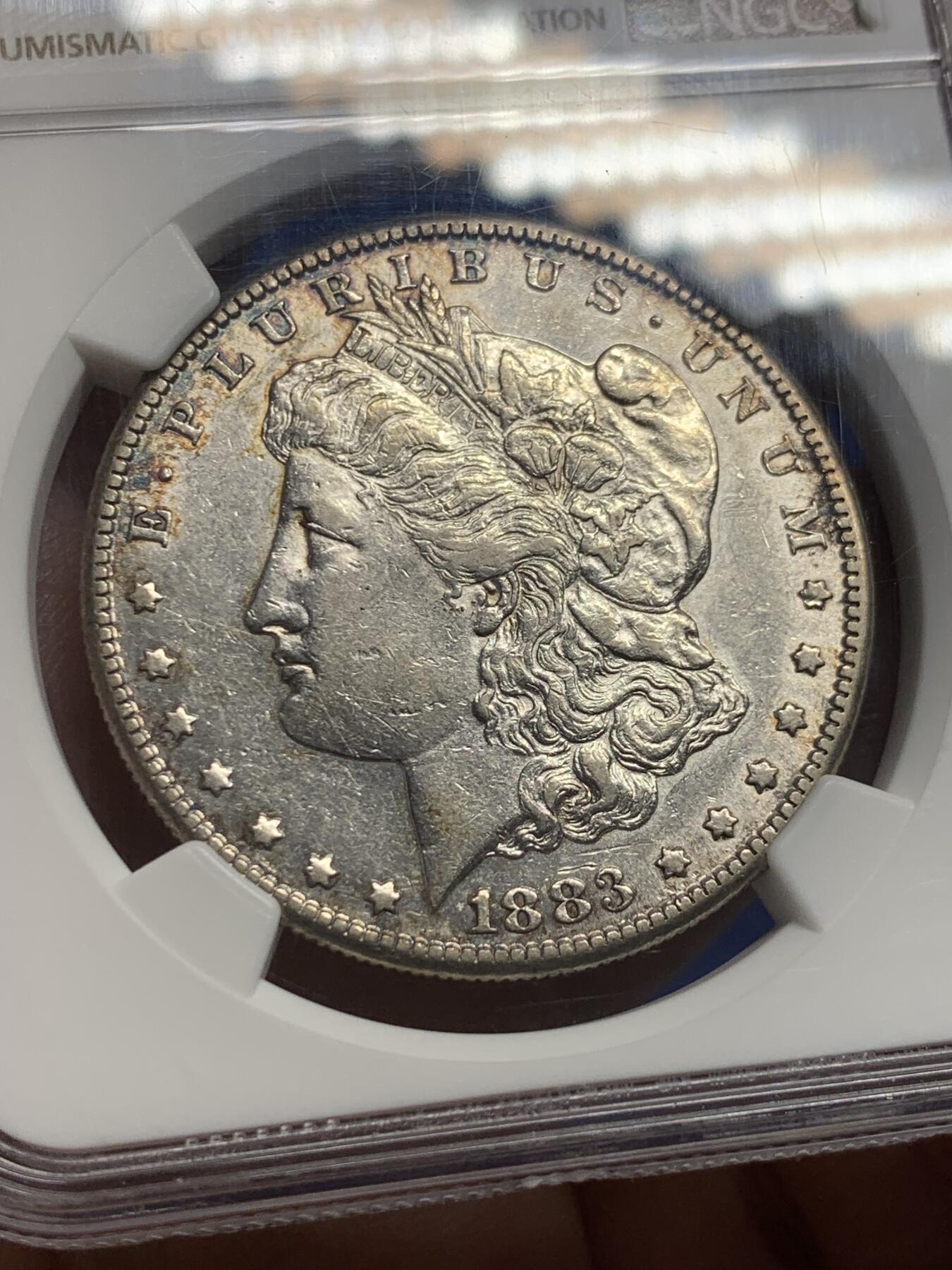 《竞宝斋》第434场 周日，周一2场连拍 （全场包邮） NGC AUD 1883年S厂美国摩根银币 罕见摩根，1883年摩根O厂和P厂都常见，S厂极少见，MS63白币书价2700刀，MS65白币书价42000刀，稀缺程度，可见一斑。此外该枚两面带淡金彩，更加难得