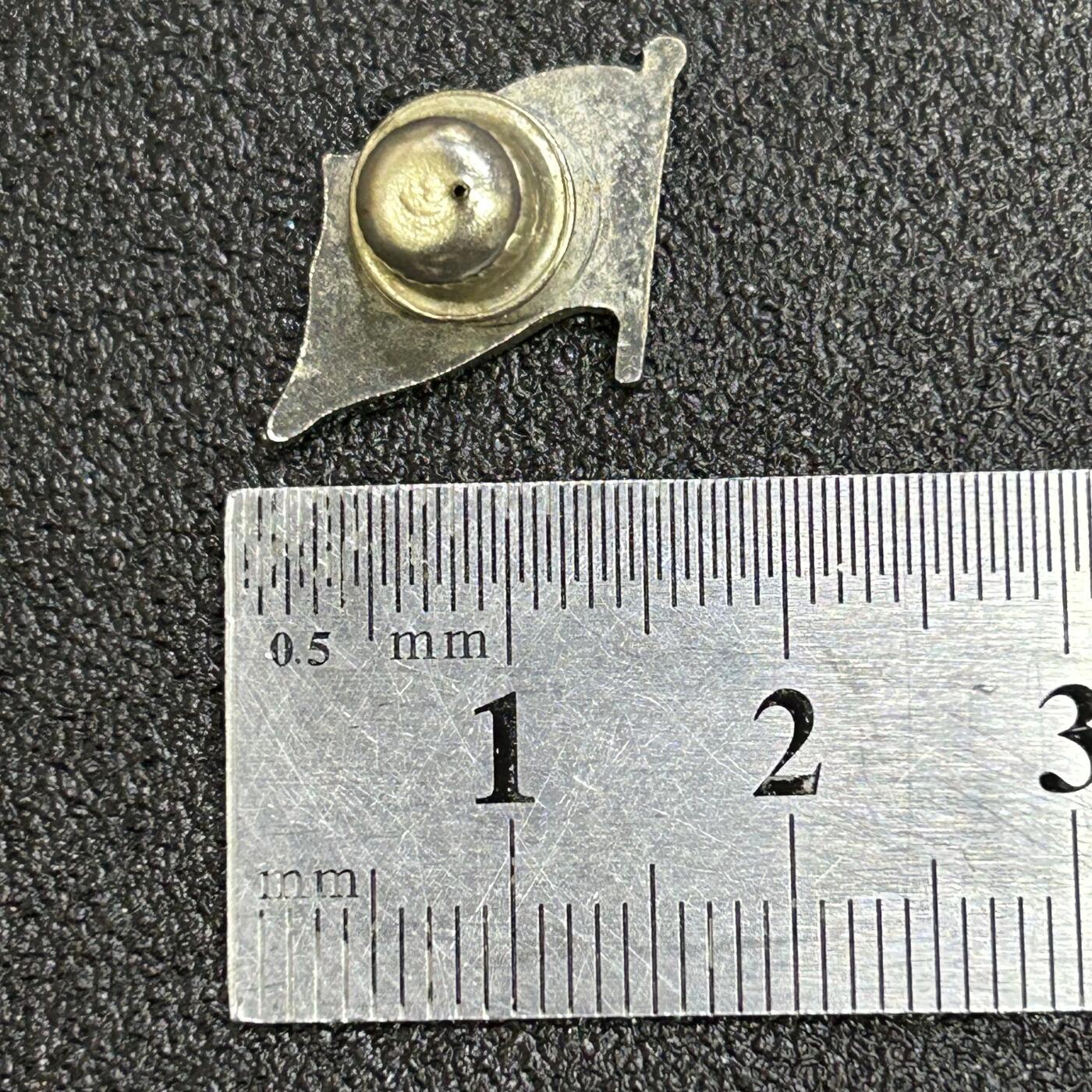 西秦中古拍卖第六十四期 民国国旗证章 早期版