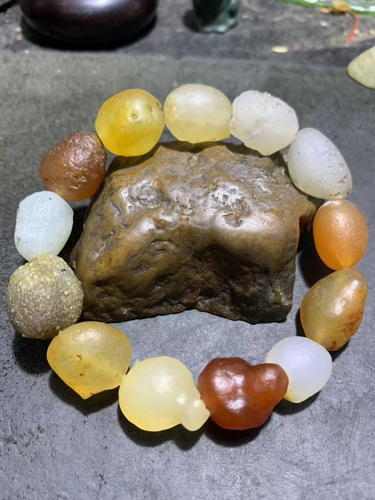 精美阿拉善彩珠玛瑙原石手串一条，。