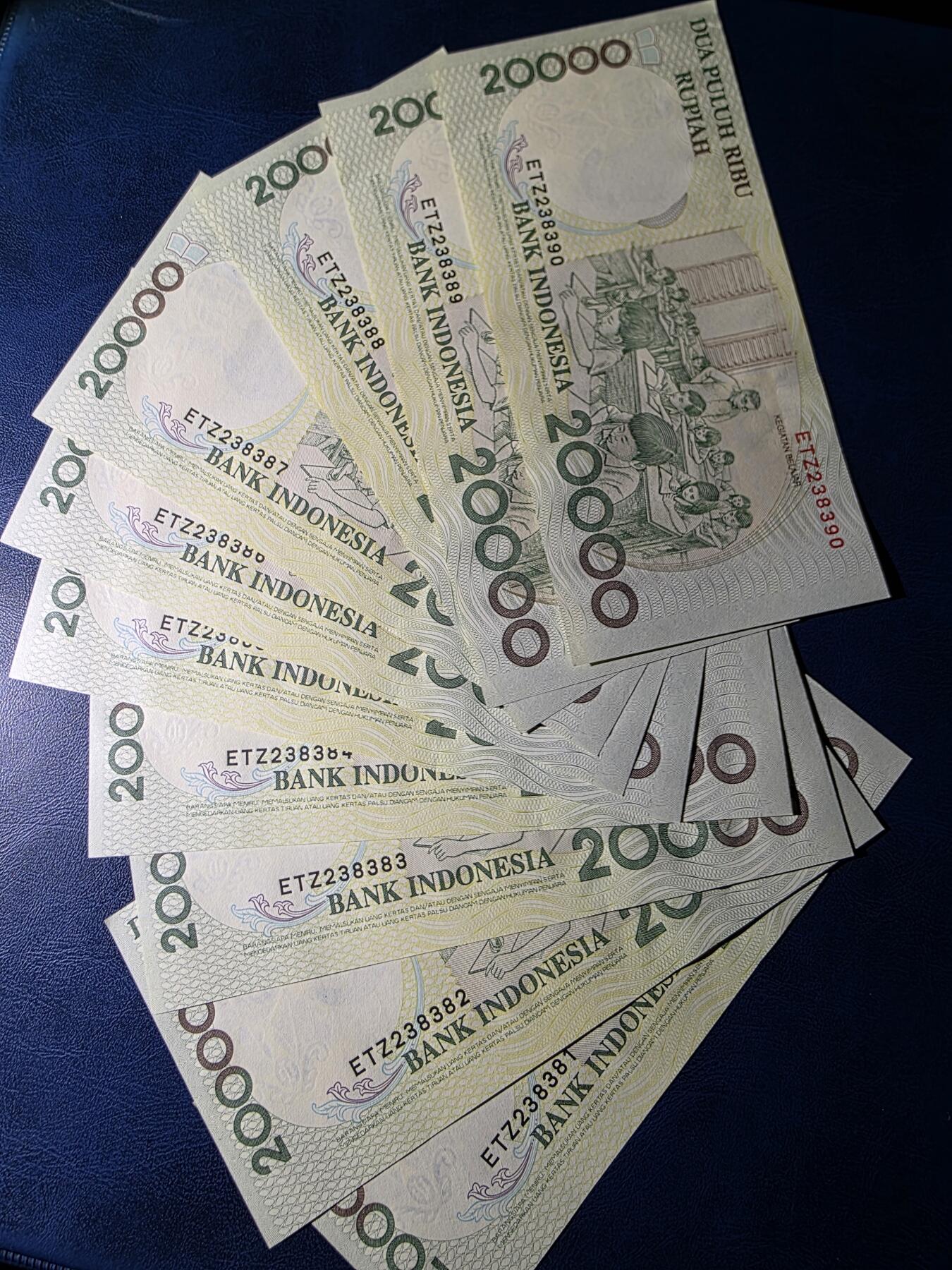 叁拾收藏第33期 印度尼西亚98年2万卢比10张连号（大部分全程无47） UNC  (有两张有压痕）