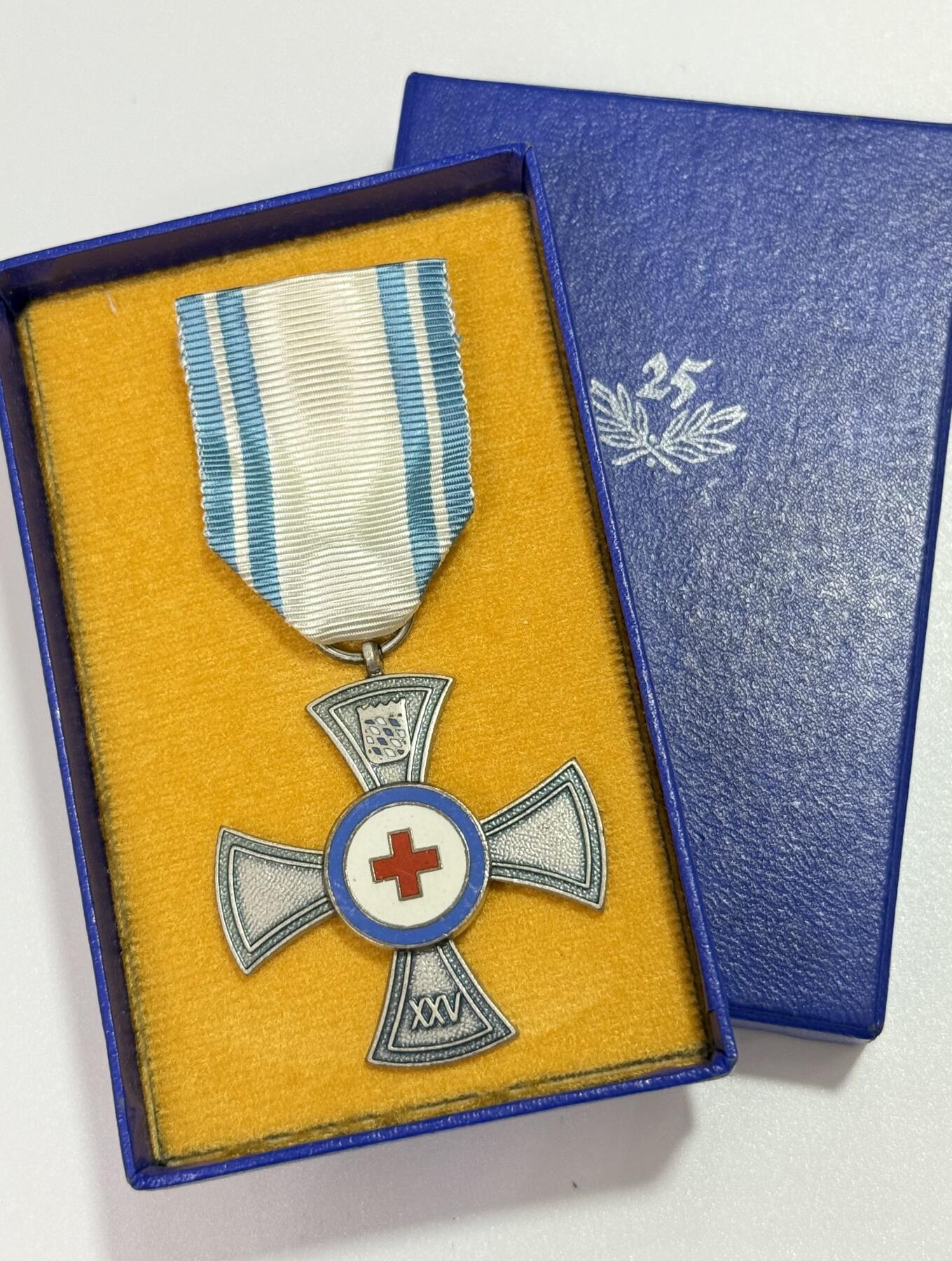韵星假日精品2025秋季军品类拍卖会-- Rimey Holidays Boutique 2025 Autumn Militaria Sale 巴伐利亚州红十字救护二十五年勋章带盒