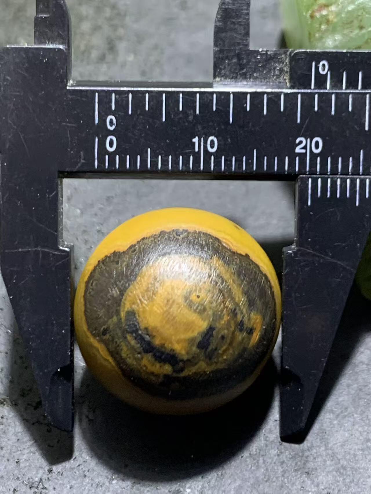 精美亚光鸡油黄战国红玛瑙原皮天眼纹2.0圆珠一个！