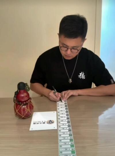 秋原瞳的小店第二十七期（持续收拍，11月秋意正浓，冬欲近，暖心囤卡好时光） 独家首拍—卡游 戴敦邦西游记 孙悟空 唐玄奘 猪悟能 沙悟净 师徒四人大hit 正面印签 背面戴老私人亲签1/1连号 都只有一张 采用不二猿亲签199限量标 ccg藏卡亲签鉴定 10分封装，三签限定，值得拥有，非常非常稀少，断档产品，连号+靓号，顶流收藏玩家必备