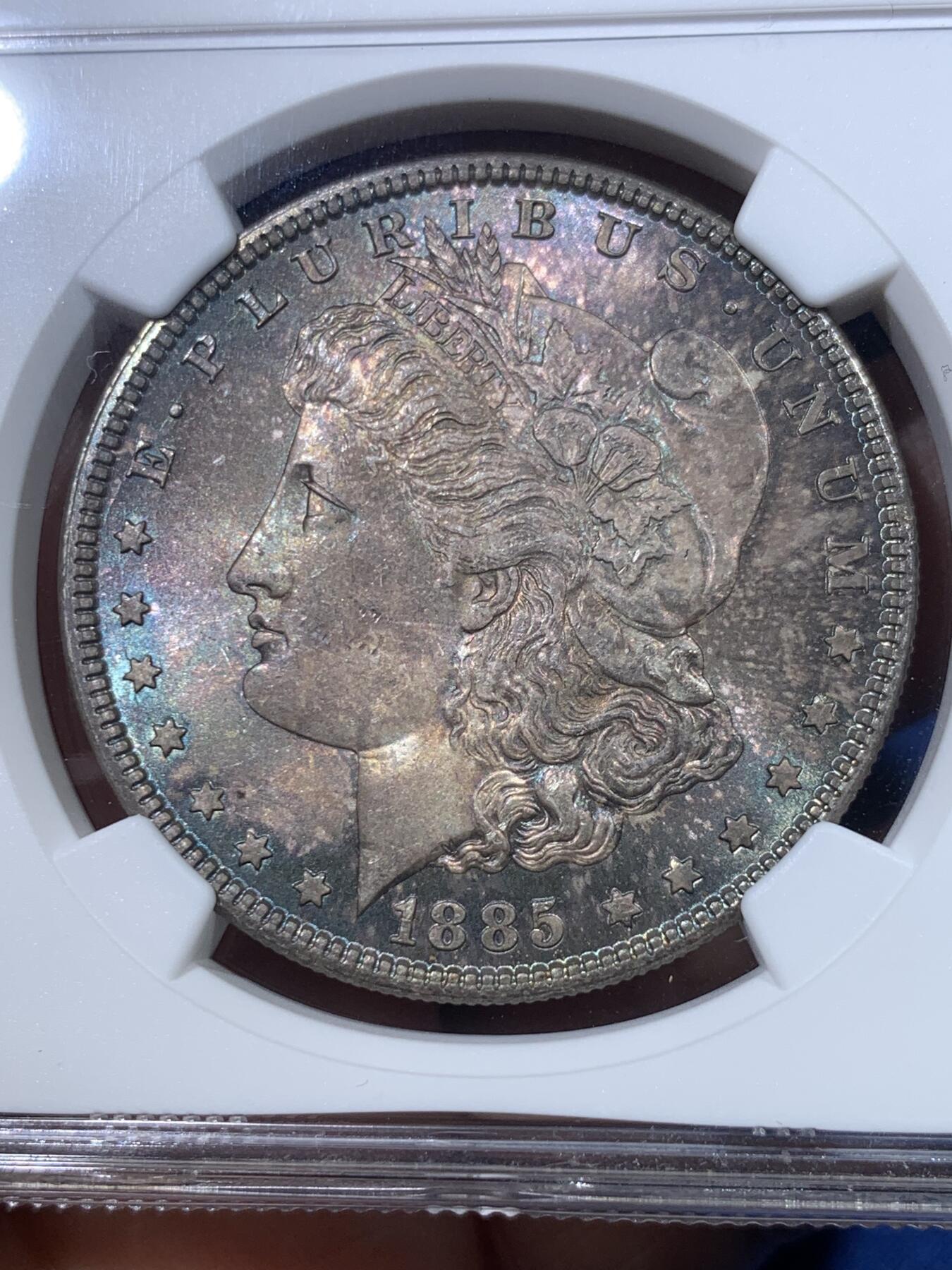 《竞宝斋》第434场 周日，周一2场连拍 （全场包邮） NGC MS64 美国1885年摩根银币 凝霜底板，女神面部神态难得，转光效果，底板底光充沛，双面包浆更美。