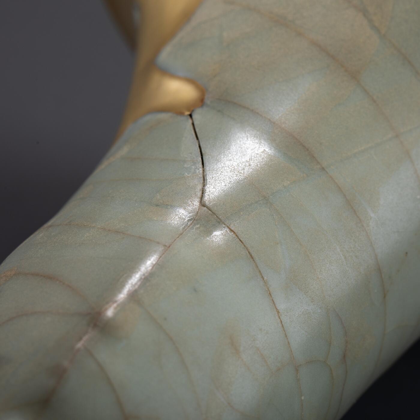 日本大阪雅和auction 2025金秋競賣會第一期 南宋 官窯花觚 金繕 尺寸:W:12 H:16cm