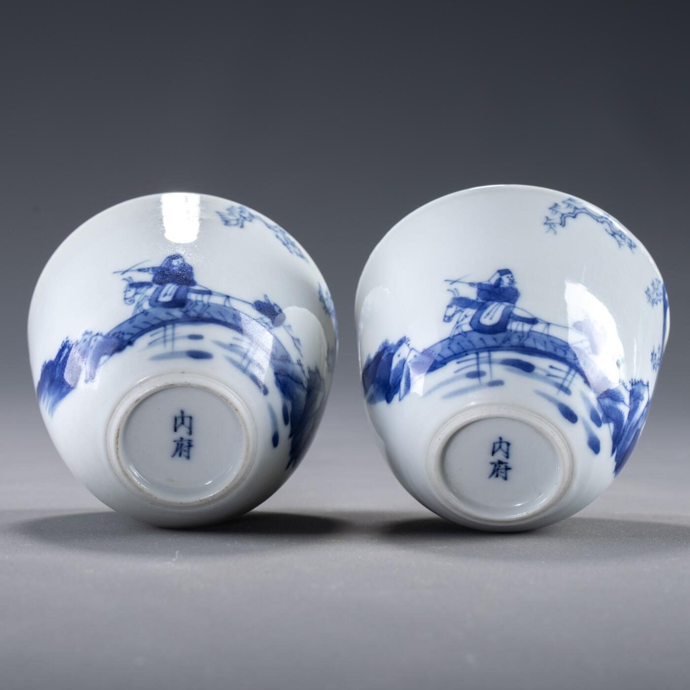 日本大阪雅和auction 2025金秋競賣會第一期 清 內府款 青花詩文踏雪尋梅臥足杯 一對 尺寸:D:7.5 H:6 x2cm 備註:木箱