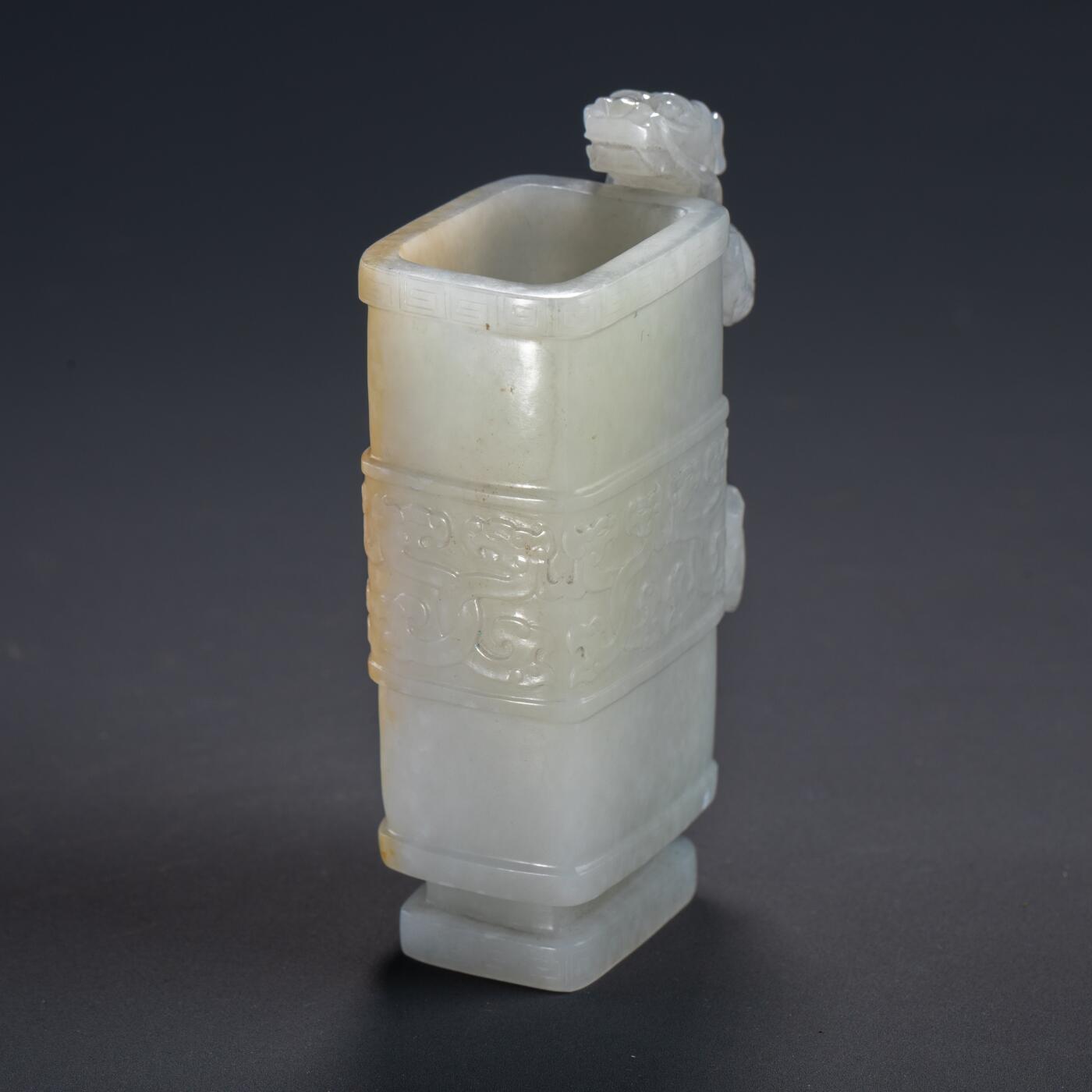 日本大阪雅和auction 2025金秋競賣會第一期 清 白玉龍紋梔杯 尺寸:W:5.5 H:9.5cm 備註:盒付