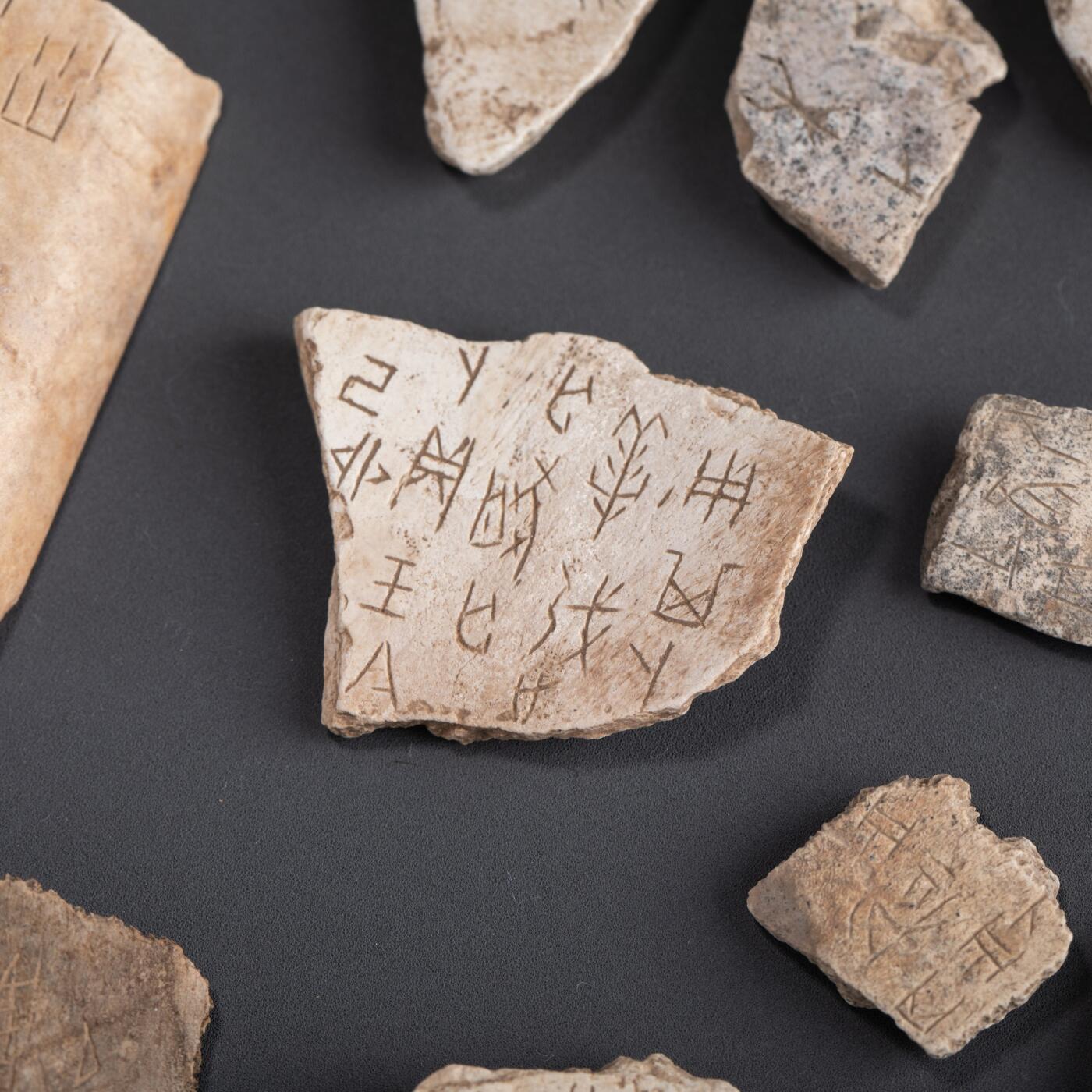 日本大阪雅和auction 2025金秋競賣會第一期 甲骨文 一組86點 尺寸:尺寸不一 備註:木箱