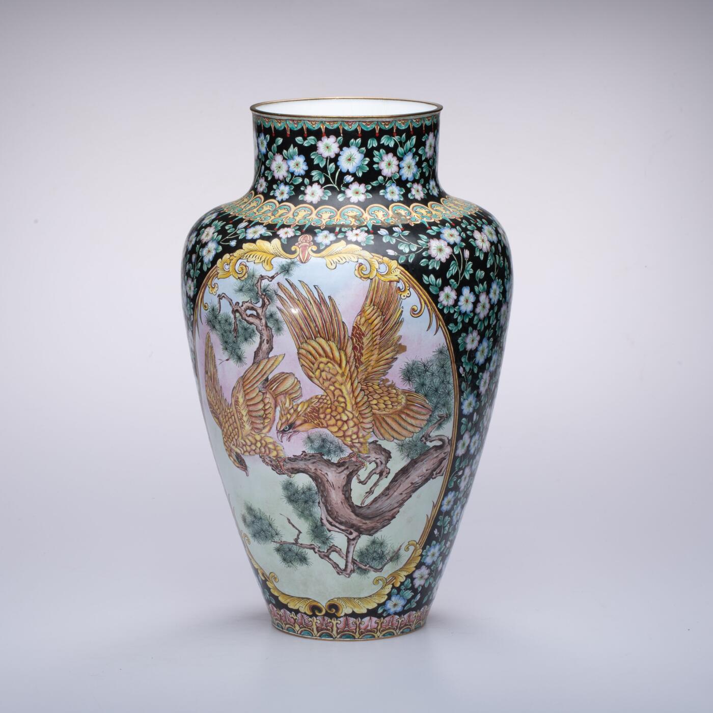 日本大阪雅和auction 2025金秋競賣會第一期 清 銅臺畫琺瑯鬆鷹圖花入 尺寸:W:23 H:37cm