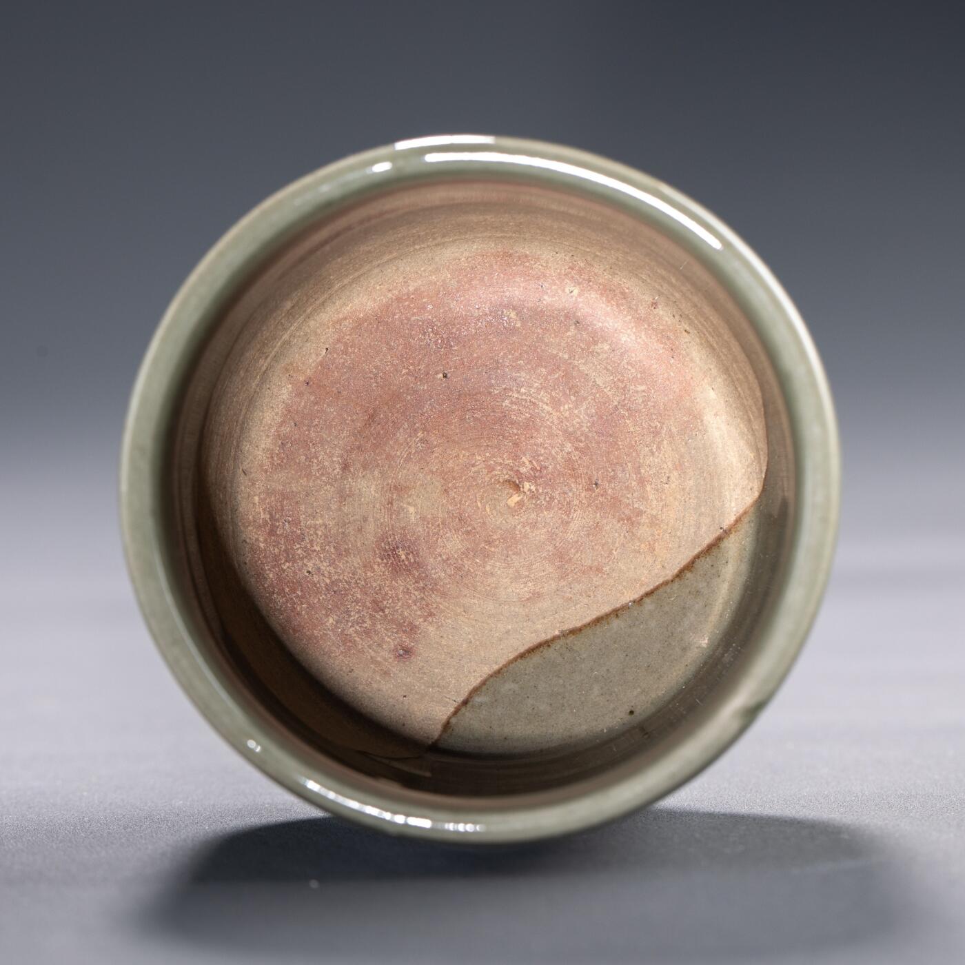 日本大阪雅和auction 2025金秋競賣會第一期 明 龍泉窯香爐 尺寸:D:7 H:5.5cm 備註:木箱