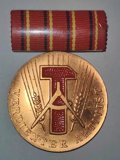 韵星假日拍卖第三十期 -- Rimey Holidays Auction 30 - 民主德国功勋活动家奖章