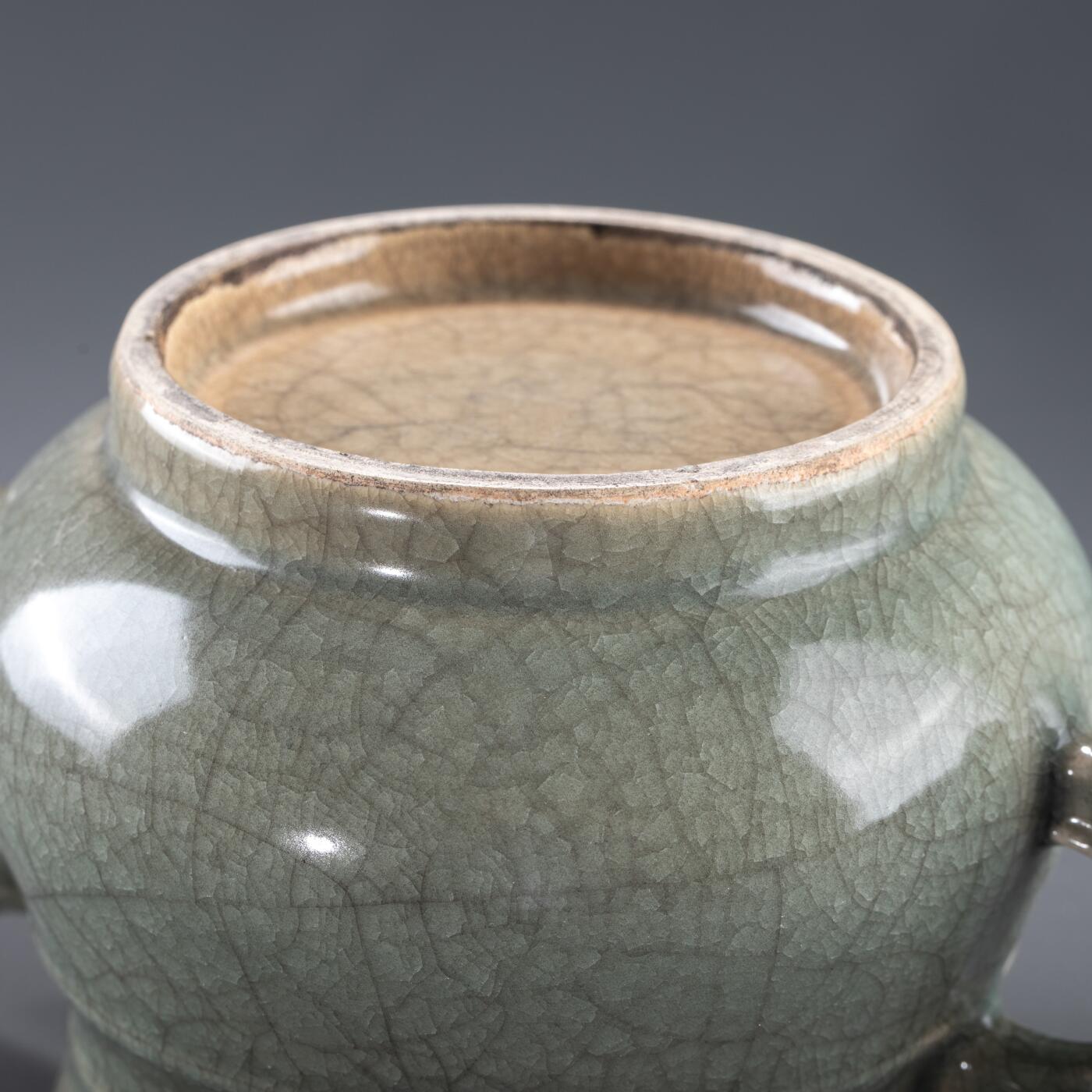 日本大阪雅和auction 2025金秋競賣會第一期 南宋 龍泉窯簋式爐 尺寸:W:23 H:13cm 備註:木箱