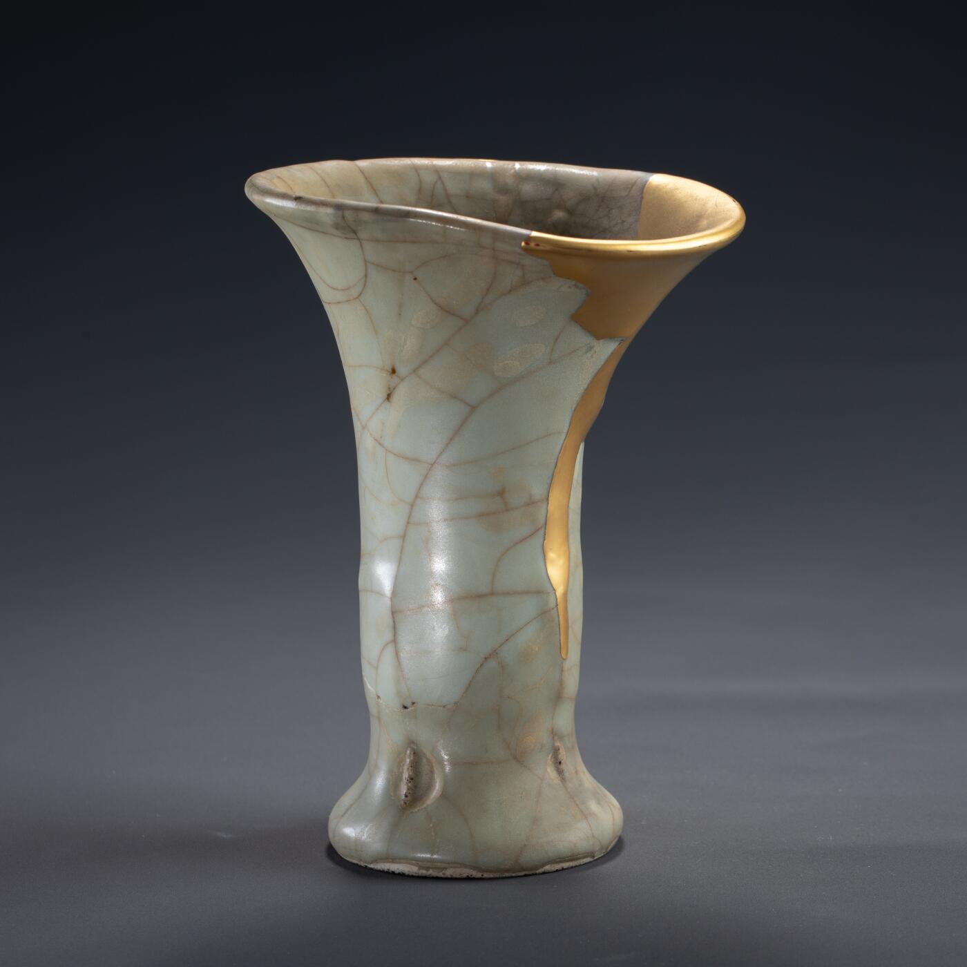 日本大阪雅和auction 2025金秋競賣會第一期 南宋 官窯花觚 金繕 尺寸:W:12 H:16cm