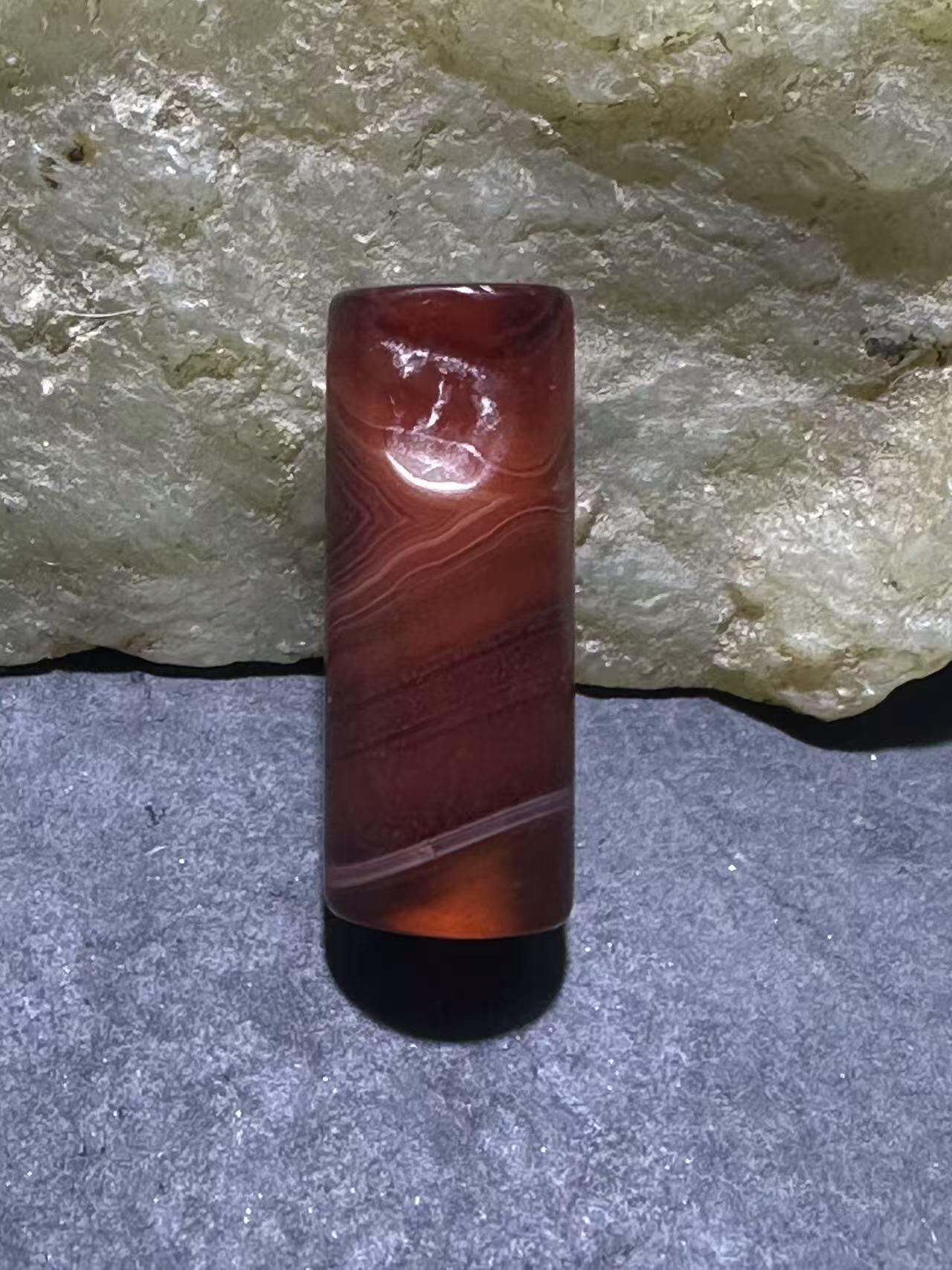 高玉化酒红色缠丝玛瑙通货直桶，桶珠一颗。