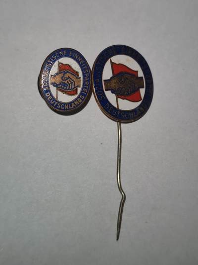 韵星假日拍卖第三十期 -- Rimey Holidays Auction 30 - 民主德国统一社会党党徽转轮插针一组 证章党派 稀少 早期