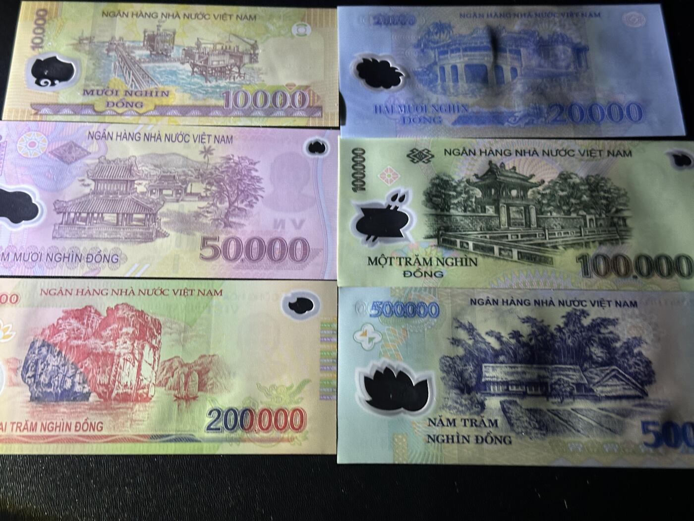 《外钞收藏家》第五百八十一期（畅拍场）（本平台长期征集拍品、欢迎藏友们联系合作） 越南塑料钞全套UNC，其中包含多张靓号