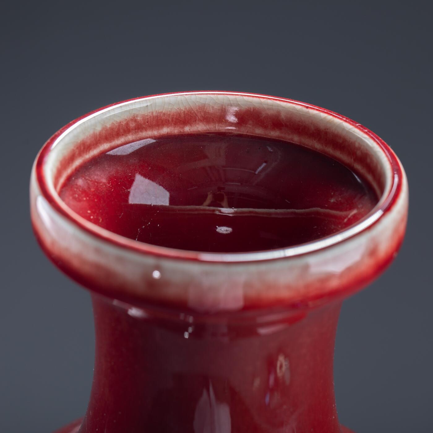 日本大阪雅和auction 2025金秋競賣會第一期 清 郎紅釉瓶 尺寸:W:16 H:35cm