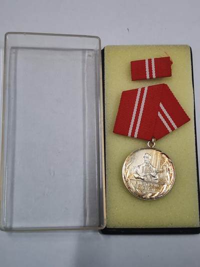 韵星假日拍卖第三十期 -- Rimey Holidays Auction 30 - 民主德国银级工战队忠诚服务奖章 带原盒略