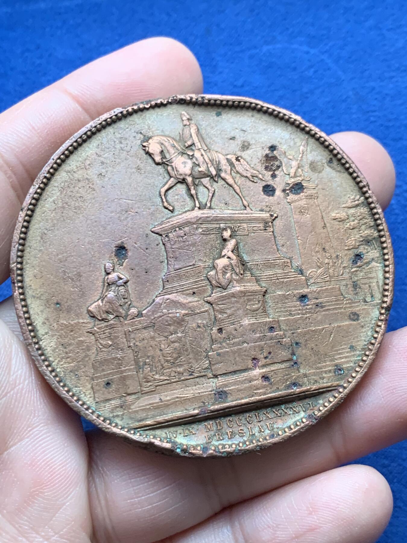 《竞宝斋》第435场 周日，周一2场连拍 （全场包邮） 1896年 弗罗茨瓦夫 威廉二世纪念碑 落成纪念大铜章 奖章正面为西里西亚族徽 野人，骑士高浮雕制作 品种难得 边缘刻有 纪念威廉二世皇帝纪念碑揭幕 有些许变形 细节见图 59.7m 76.8克