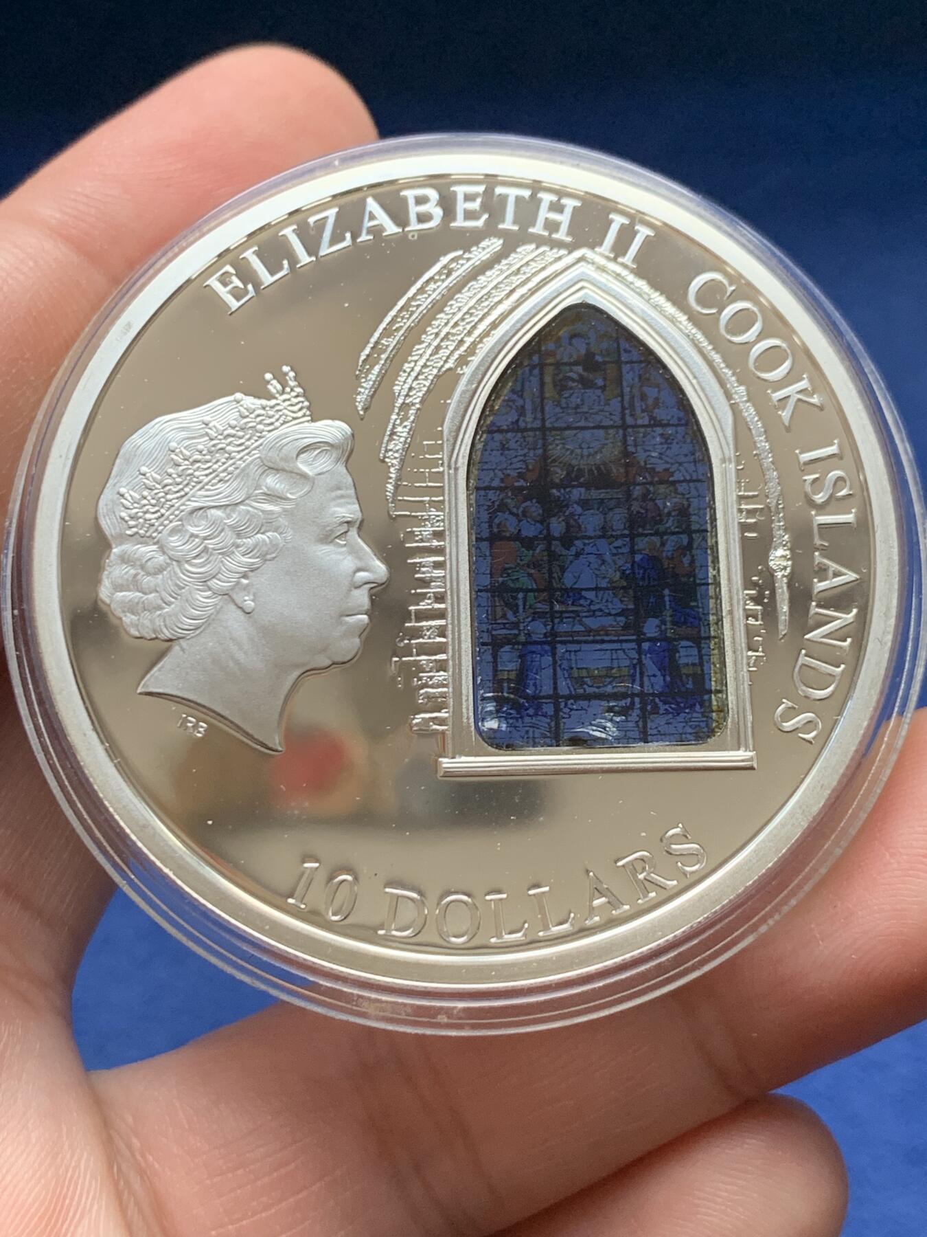 《竞宝斋》第435场 周日，周一2场连拍 （全场包邮） 库克群岛2011年塞维利亚大教堂天堂之门大银币，工艺非凡，925银，50克，发行量2000枚。彩玻璃处有损。