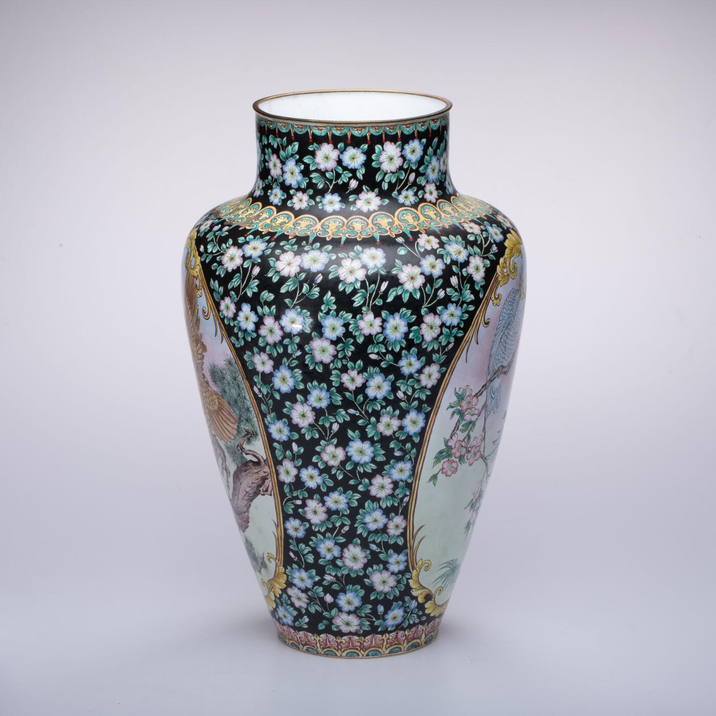 日本大阪雅和auction 2025金秋競賣會第一期 清 銅臺畫琺瑯鬆鷹圖花入 尺寸:W:23 H:37cm