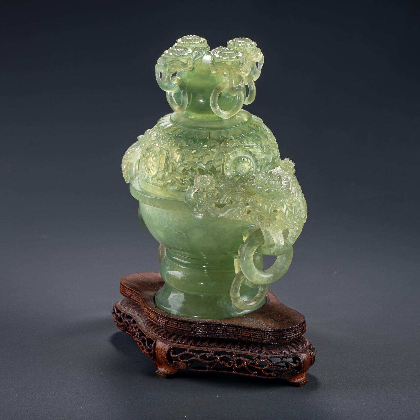 日本大阪雅和auction 2025金秋競賣會第一期 清 玉香爐 尺寸:W:18 H:18
底座W:16 H:4cm 備註:木箱,底座