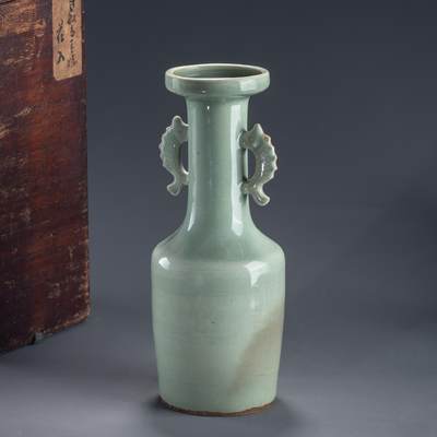 日本大阪雅和auction 2025金秋競賣會第一期 - 明 龍泉魚耳瓶 尺寸:W:10 H:27cm 備註:木箱