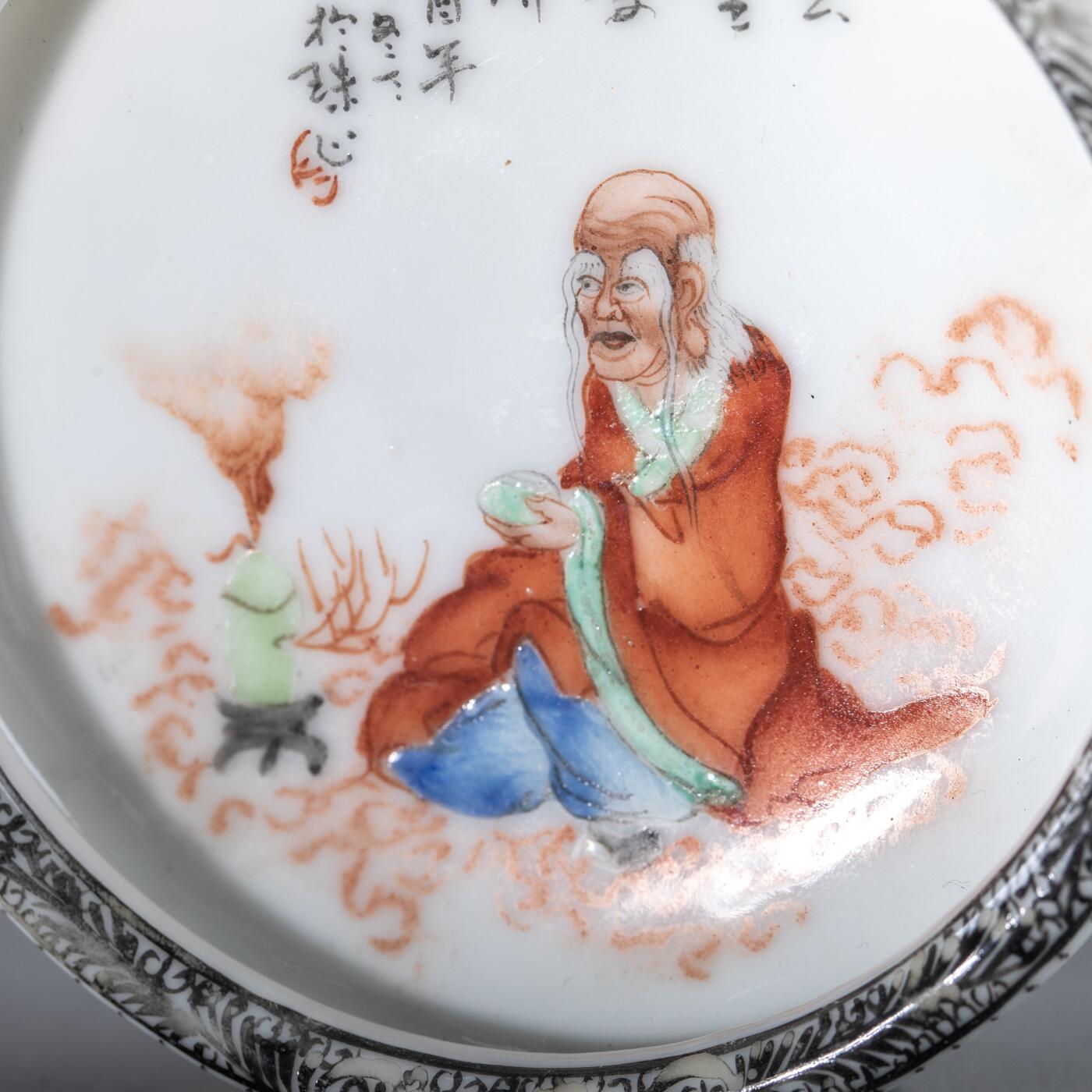 日本大阪雅和auction 2025金秋競賣會第一期 民國 達摩紋水盂 尺寸:D:9.5 H:2cm 備註:木箱,底座