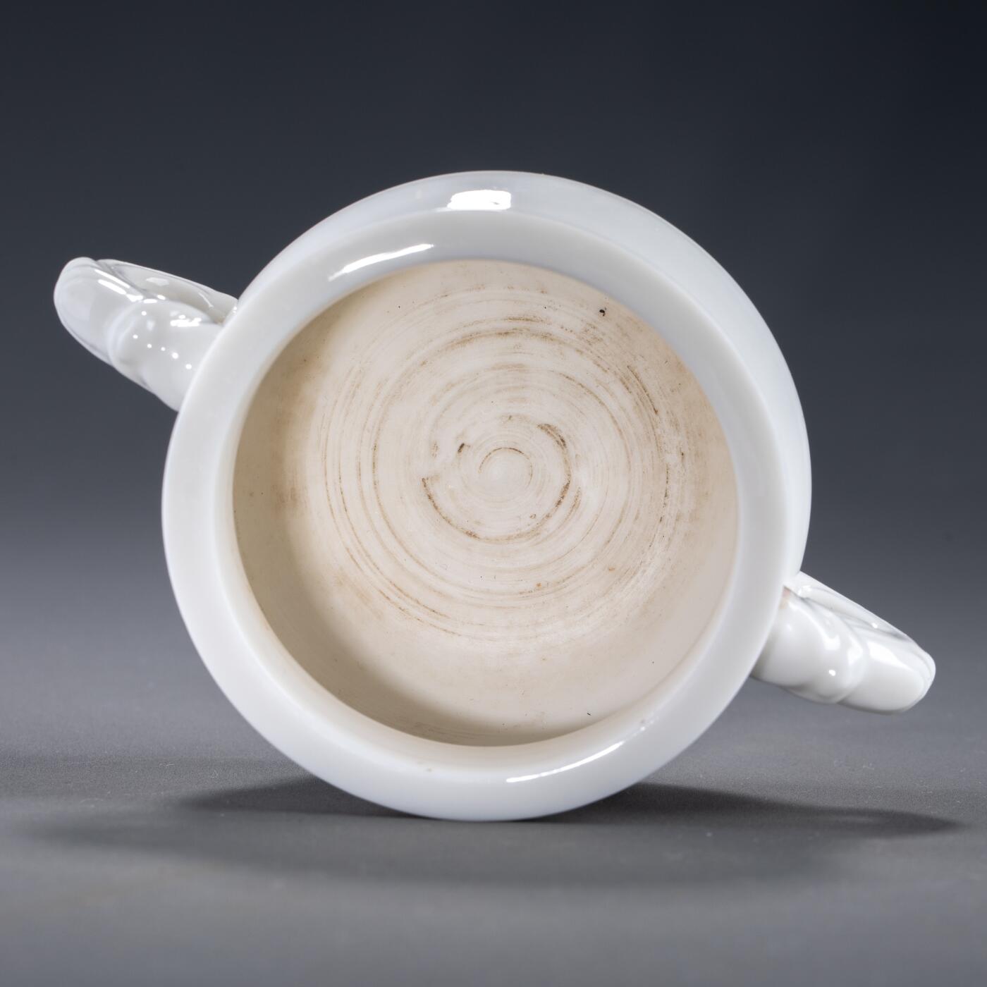 日本大阪雅和auction 2025金秋競賣會第一期 德化窯雙耳香爐 尺寸:W:12 H:5cm 備註:木箱