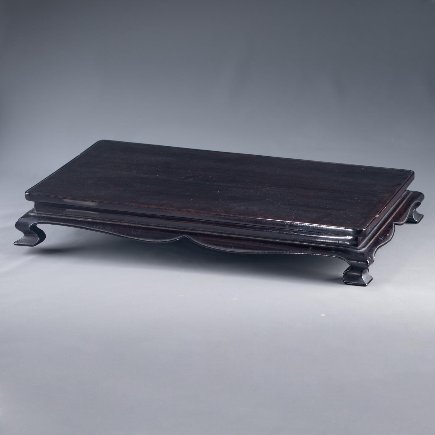 日本大阪雅和auction 2025金秋競賣會第一期 清 大漆四方檯 尺寸:L:54 W:32 H:8cm 備註:木箱