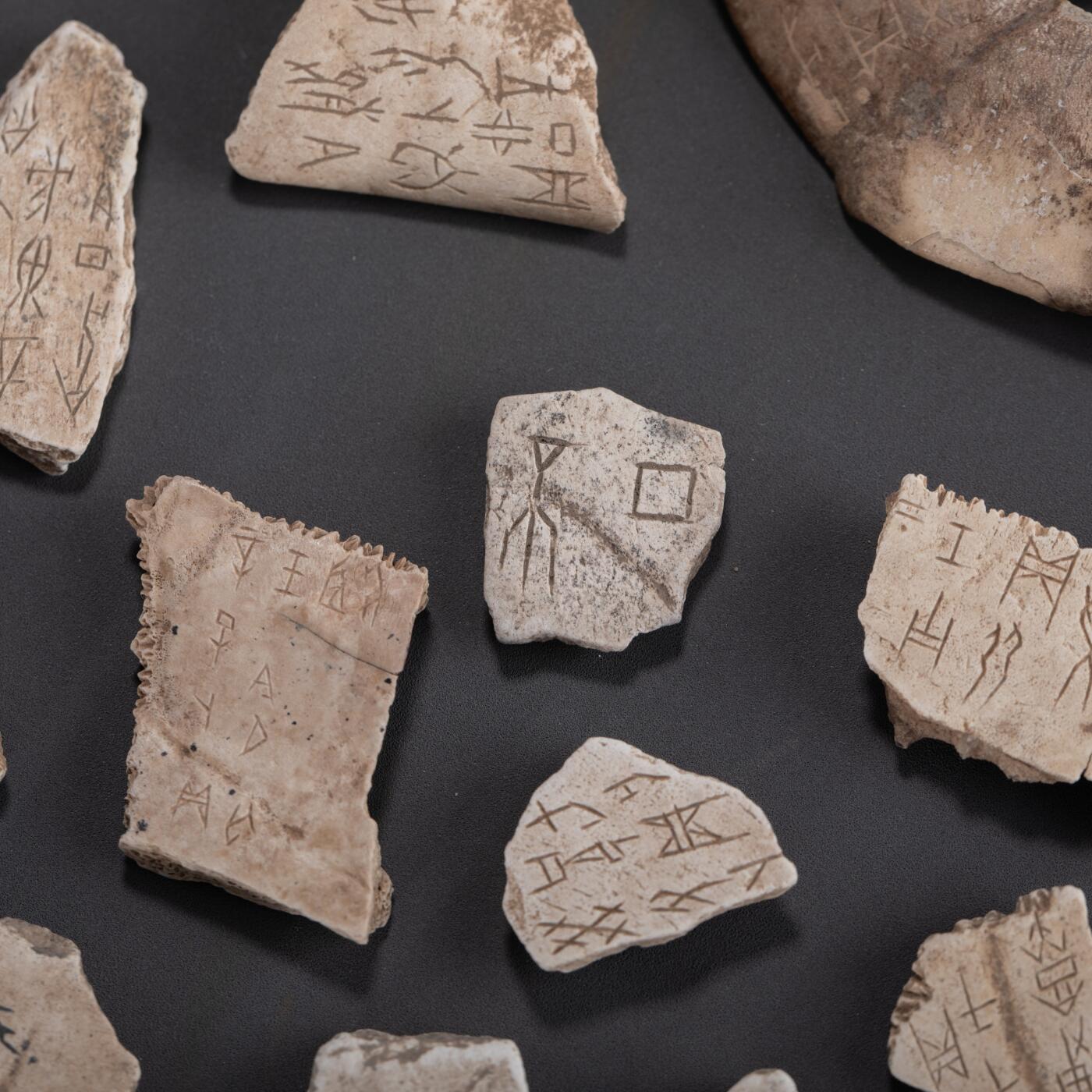 日本大阪雅和auction 2025金秋競賣會第一期 甲骨文 一組86點 尺寸:尺寸不一 備註:木箱