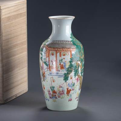 日本大阪雅和auction 2025金秋競賣會第一期 - 清嘉慶 粉彩戲嬰圖花入 尺寸:W:13 H:27cm 備註:木箱