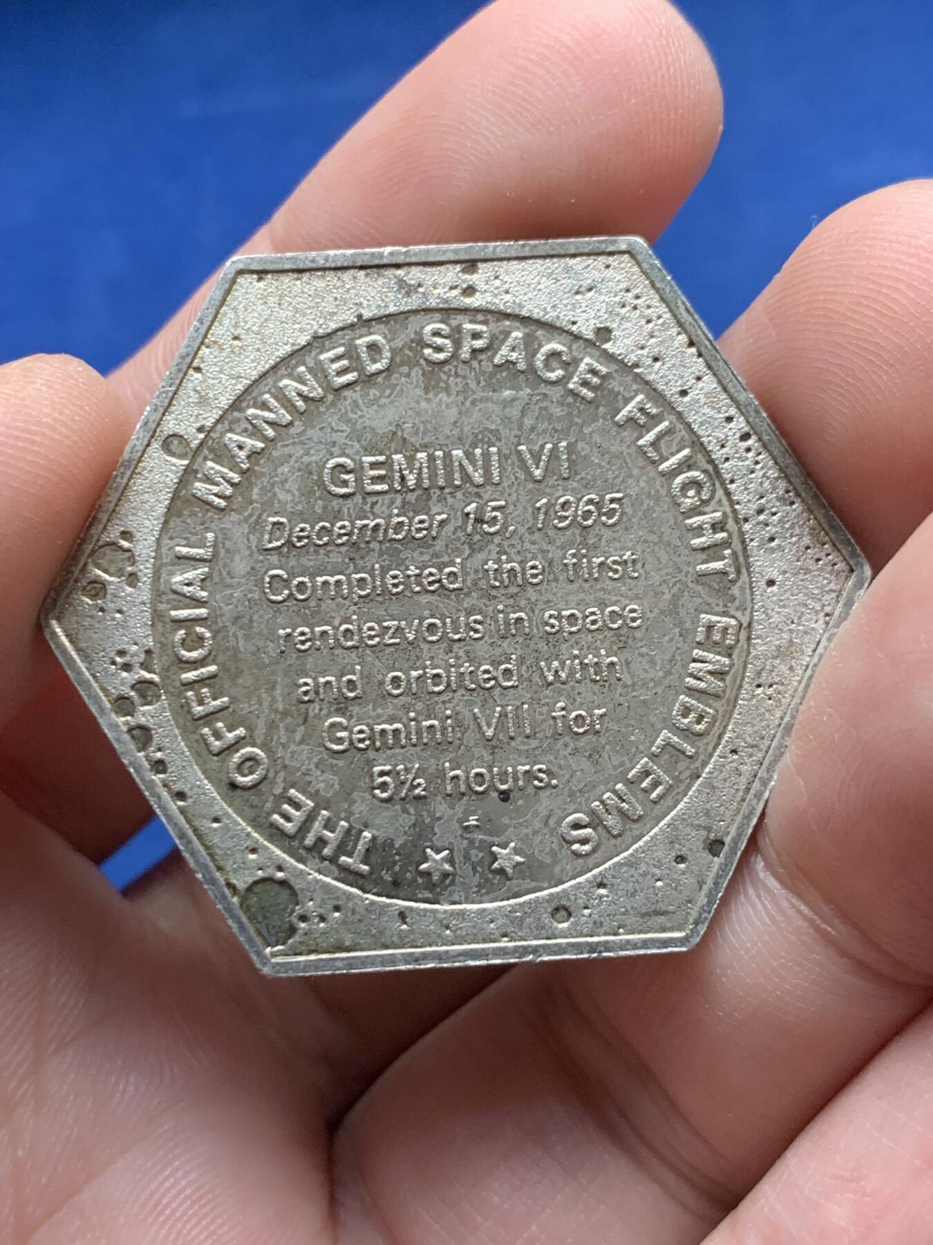 《竞宝斋》第435场 周日，周一2场连拍 （全场包邮） 美国 1965年 双子星6A号 发射升空 六边形纪念银章 36.8mm 20g