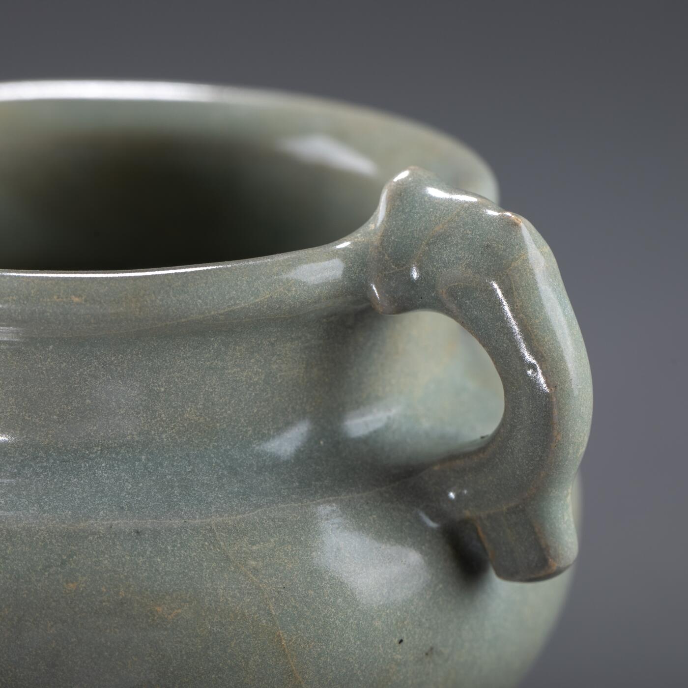 日本大阪雅和auction 2025金秋競賣會第一期 南宋 龍泉窯三足獸香爐 尺寸:D:11 H:8.5cm 備註:木箱