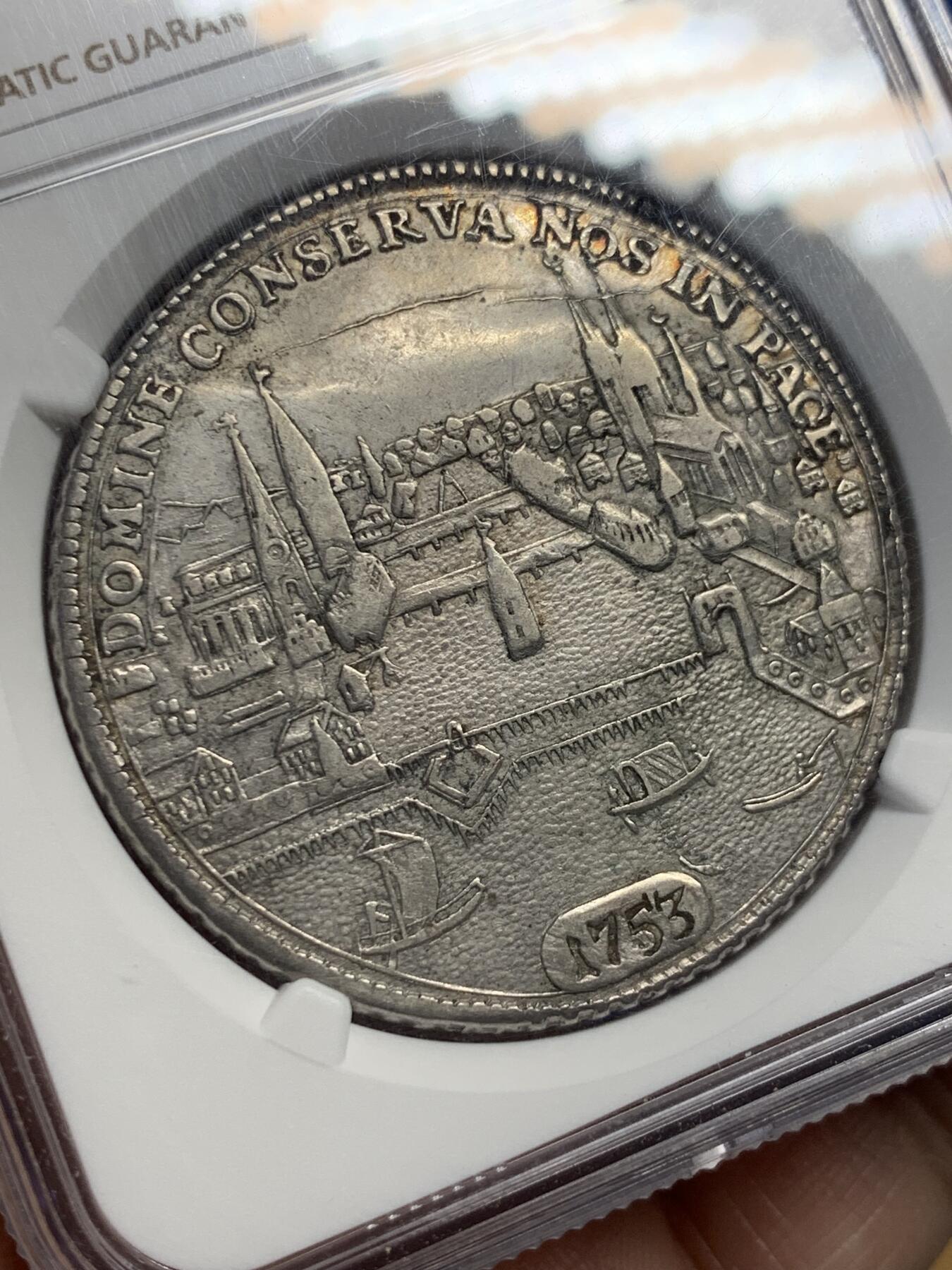 《竞宝斋》第435场 周日，周一2场连拍 （全场包邮） NGC AU55 瑞士1753年苏黎世城市景观泰勒，正面以俯视的视角展示了18世纪苏黎世的城市景观，细节出众，背面是威武的持剑狮子，季军分，更高分仅2枚，深打状态，值得珍藏