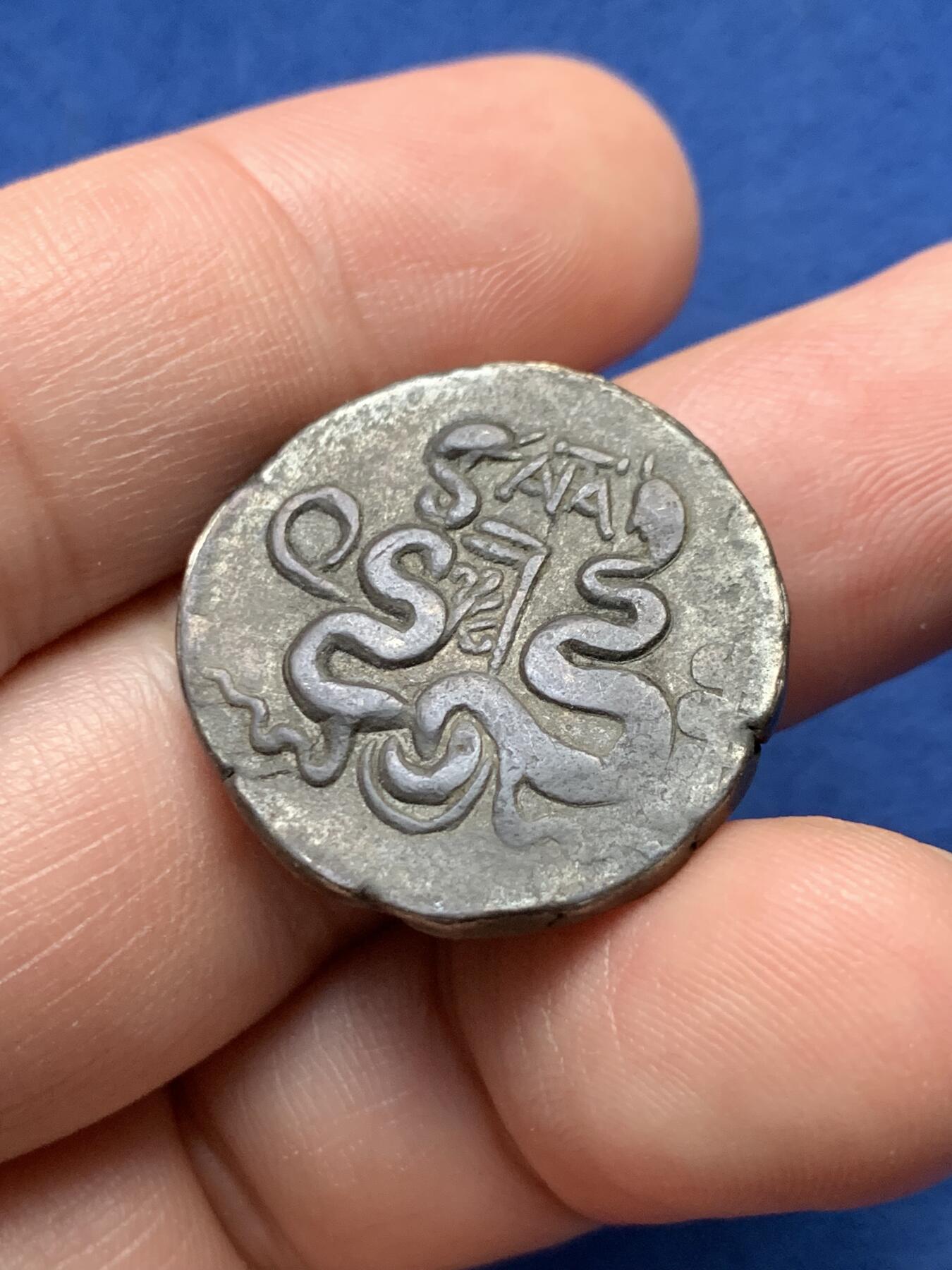 《竞宝斋》第435场 周日，周一2场连拍 （全场包邮） 公元前42-前39年 帕加马王国蛇篮4德拉克马银币 重12.43克 Cistophorus（κιστοφόρος）是古代帕伽马的硬币。它于公元前190年在该城市被引入，为王国提供塞琉古银币和菲莱泰罗斯四德拉克马银币的替代品。它也被王国控制下的许多其他城市所使用。在罗马人征服帕伽马后，该货币被继续以不同的类型铸造流通，直到哈德良时代。它的关税面值为4德拉克马，但重量仅为3德拉克马