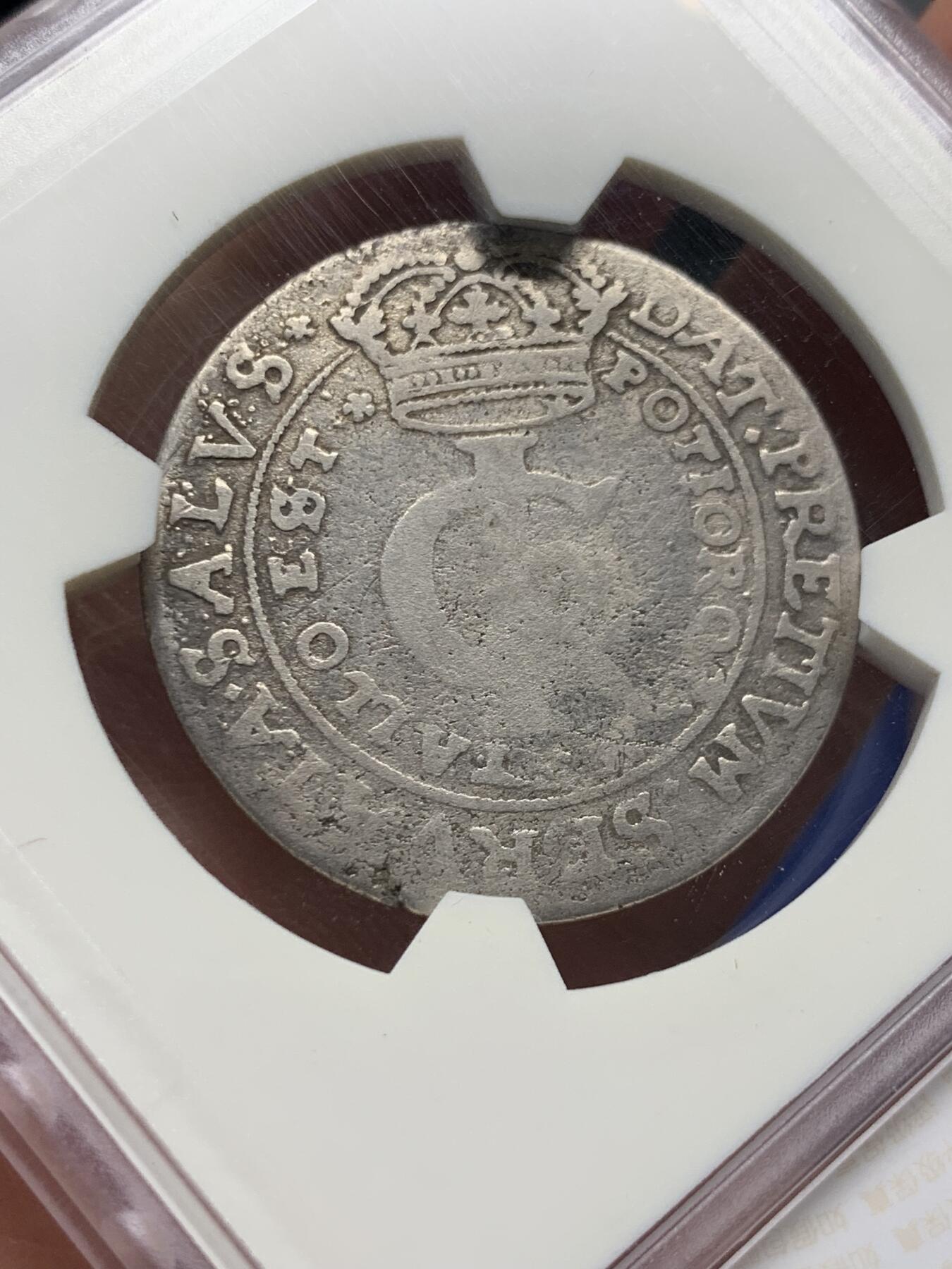 《竞宝斋》第435场 周日，周一2场连拍 （全场包邮） 稀少 1663年波兰立陶宛联邦银币，波兰国王和立陶宛大公约翰二世·卡齐米日.瓦萨时期打制，波兰历史上的传奇人物，曾击败了哥萨克-鞑靼联军；在“大洪水”时期英勇地抵抗瑞典军。正面：皇冠下君主签名，背面：波兰立陶宛联邦组合盾徽。面值：30格罗兹（1/3泰勒）。稀少品种，高品国际市场价高！