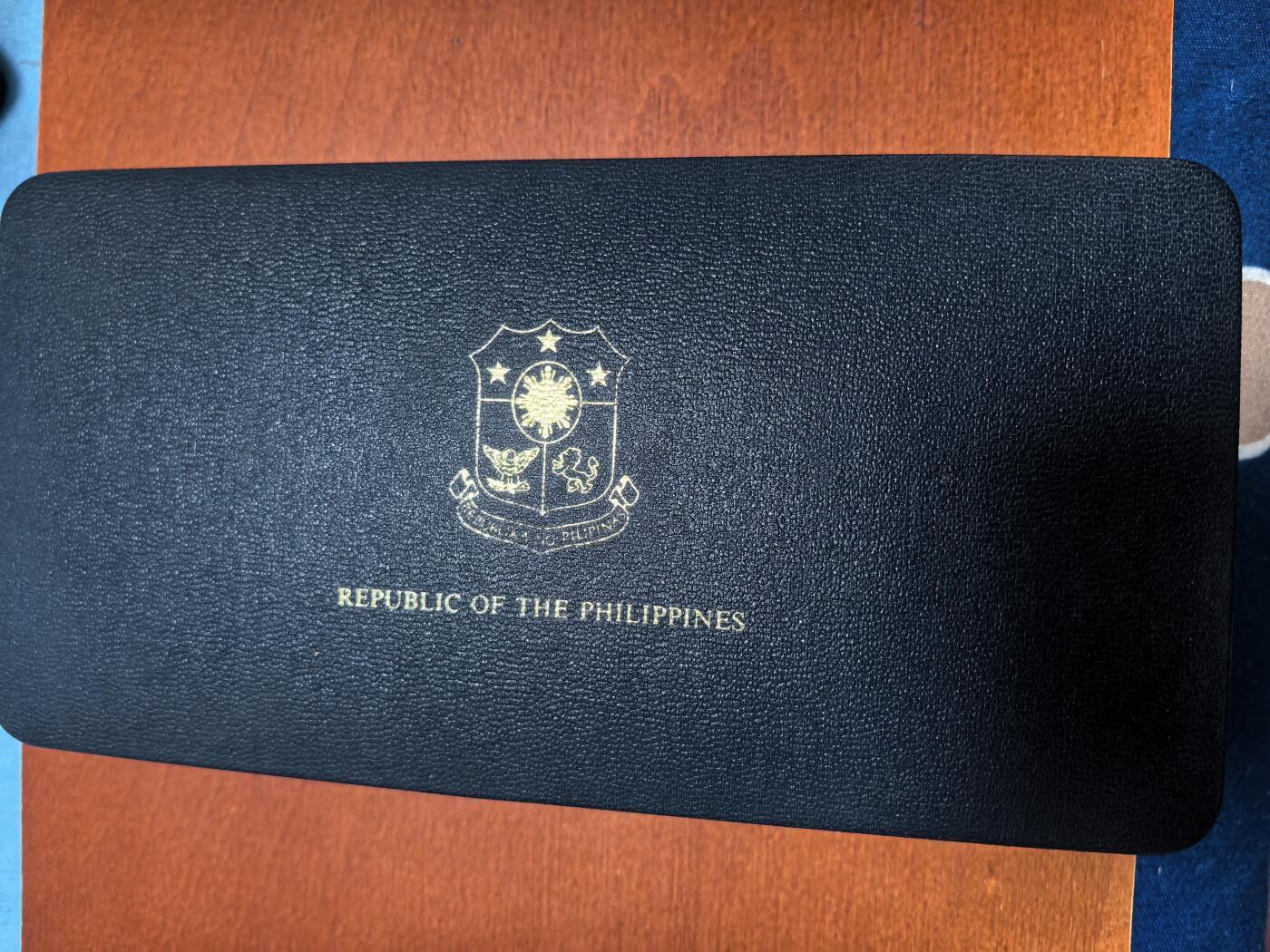 长老汇蛇年精选第七十场拍卖 1975菲律宾8枚精制币套币，盒证全，含高银50比索银币27.4克925银，和低银25比索银币25克500银，各1枚