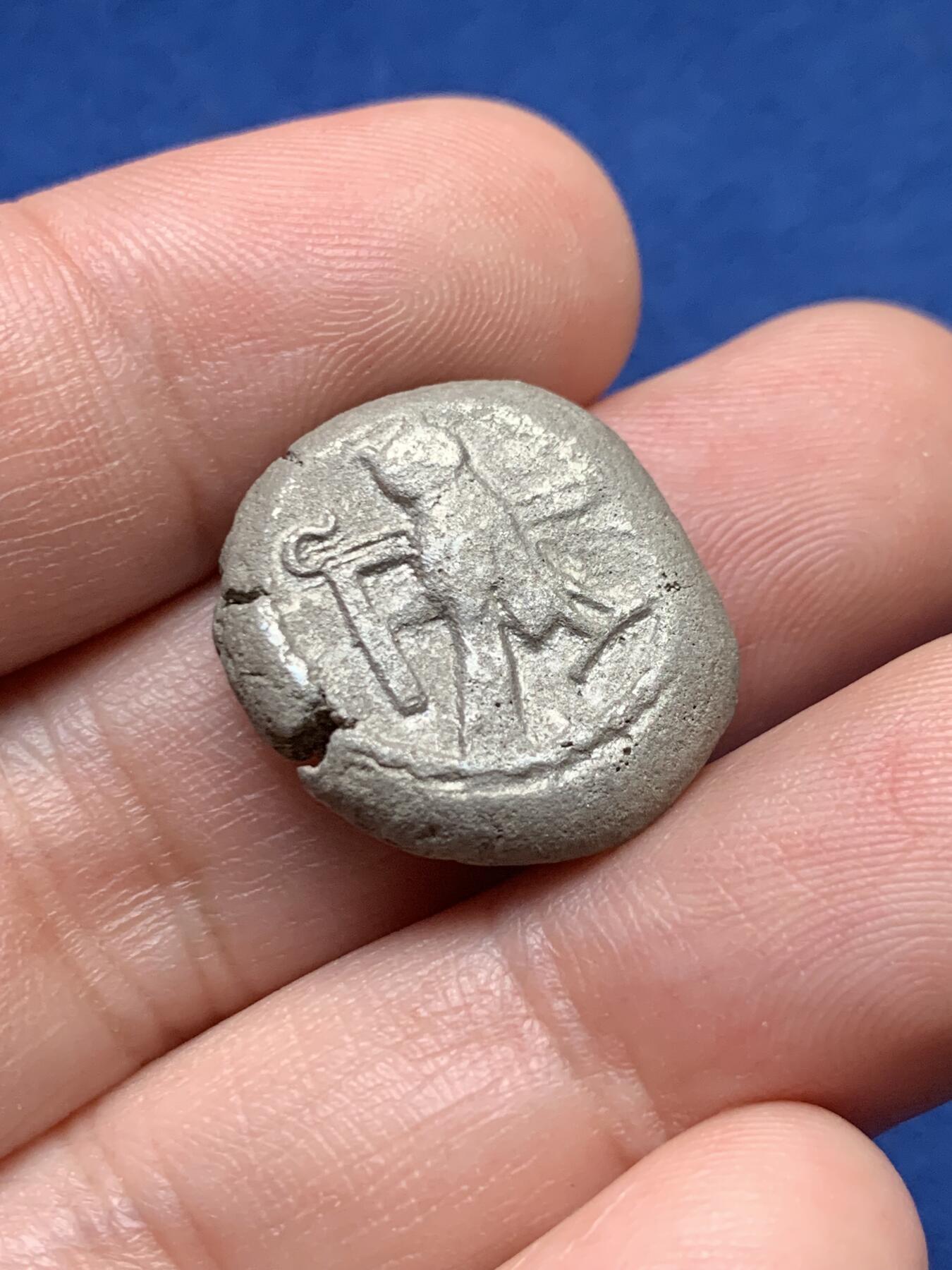 《竞宝斋》第435场 周日，周一2场连拍 （全场包邮） 公元前393-358年【腓尼基】古埃及式猫头鹰＆两河流域美刻尔神，谢克尔银币，12.27克。正面是乌加里特神话中的美刻尔神，骑在有翼海马上，下方有波浪，波浪下方为海豚。背面是猫头鹰背着连枷和弯杖，右侧为腓尼基数字纪年。连枷和弯杖是非常标准的埃及奥西里斯信仰符号，这与推罗曾在埃及统治下有关，其后陆续成为新亚述和新巴比伦的从属。