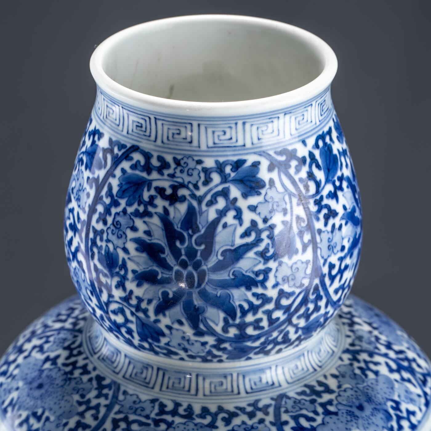 日本大阪雅和auction 2025金秋競賣會第一期 清 染付福祿蓮生貴子開窗瓶 尺寸:W:22 H:48cm