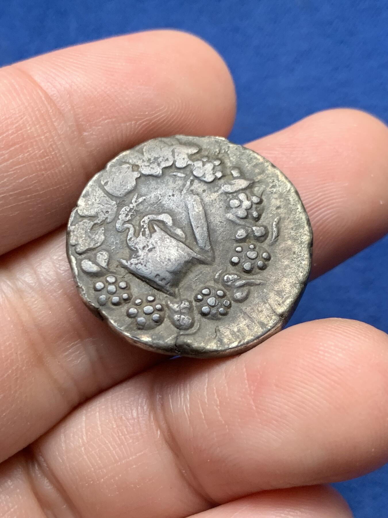 《竞宝斋》第435场 周日，周一2场连拍 （全场包邮） 公元前42-前39年 帕加马王国蛇篮4德拉克马银币 重12.43克 Cistophorus（κιστοφόρος）是古代帕伽马的硬币。它于公元前190年在该城市被引入，为王国提供塞琉古银币和菲莱泰罗斯四德拉克马银币的替代品。它也被王国控制下的许多其他城市所使用。在罗马人征服帕伽马后，该货币被继续以不同的类型铸造流通，直到哈德良时代。它的关税面值为4德拉克马，但重量仅为3德拉克马