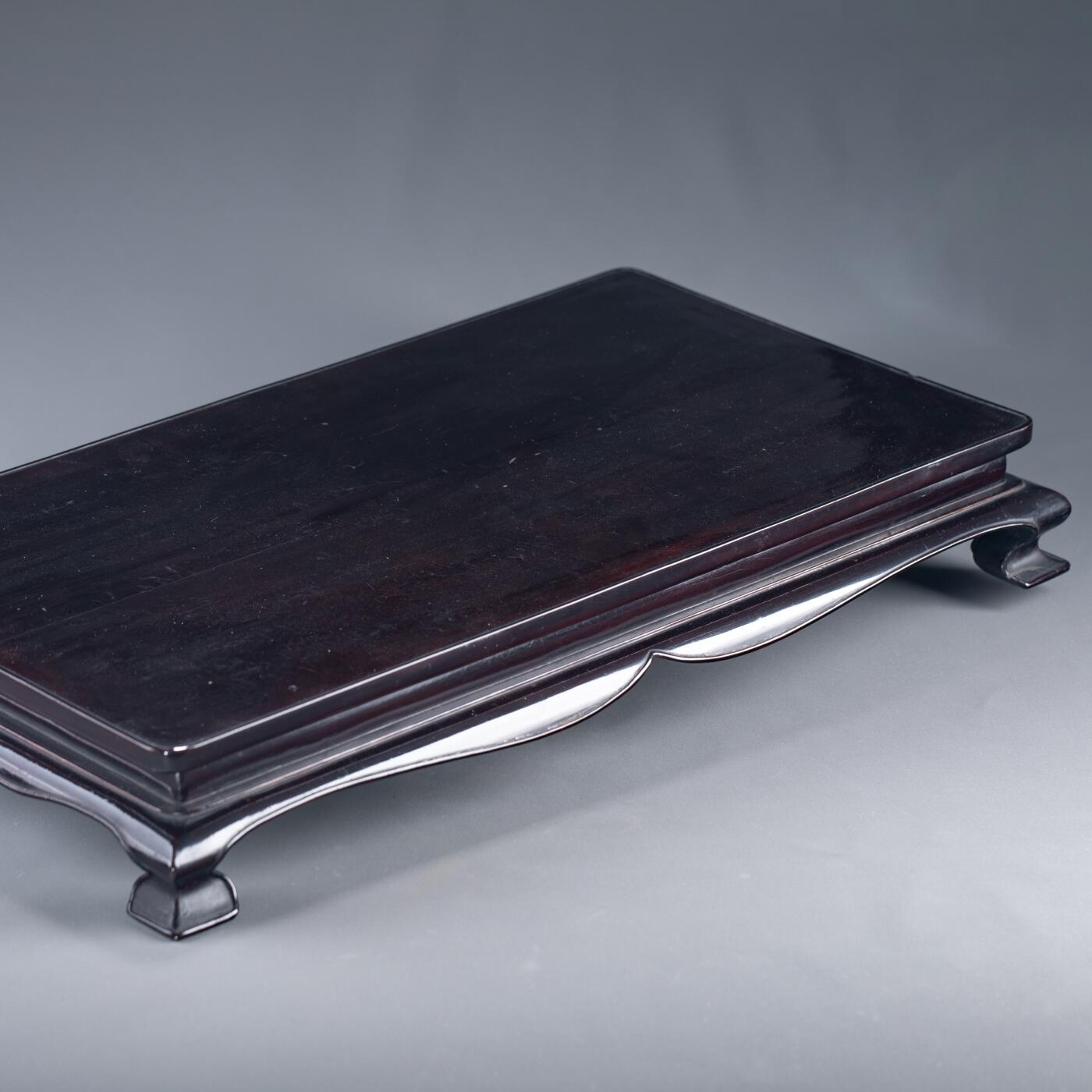 日本大阪雅和auction 2025金秋競賣會第一期 清 大漆四方檯 尺寸:L:54 W:32 H:8cm 備註:木箱