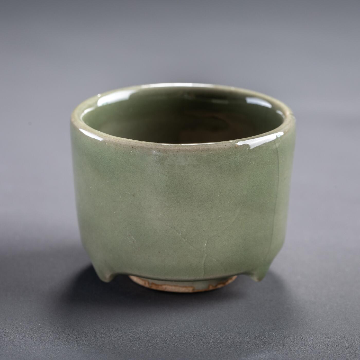 日本大阪雅和auction 2025金秋競賣會第一期 明 龍泉窯香爐 尺寸:D:7 H:5.5cm 備註:木箱